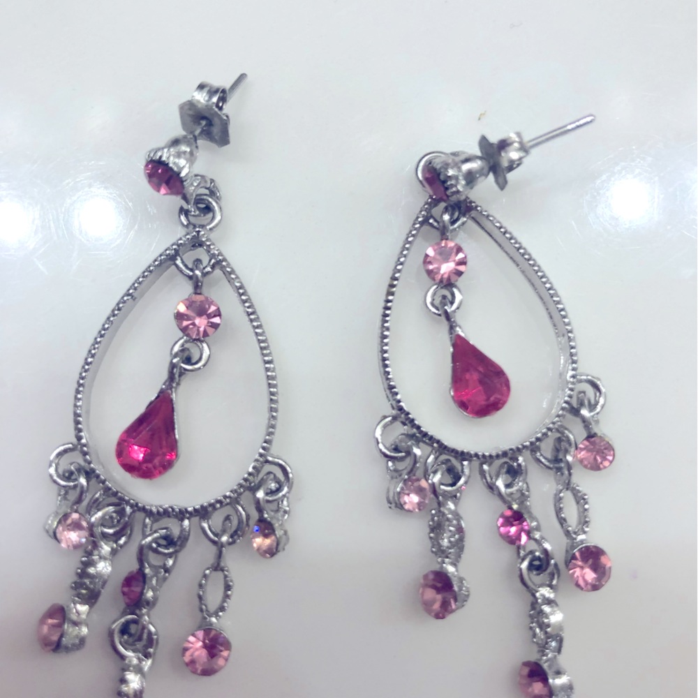 Silver dangling earrings with pink gems